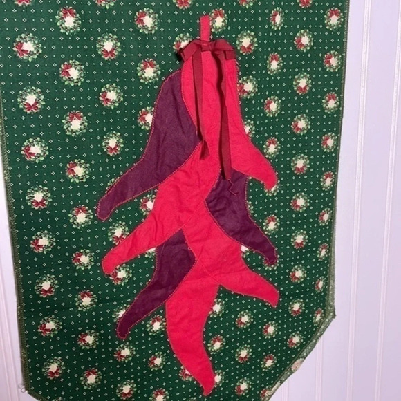 Wildrose Christmas Table Runner - Picture 2 of 5